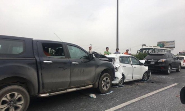 Tai nạn liên hoàn trên cao tốc Pháp Vân - Cầu Giẽ vào ngày chủ nhật